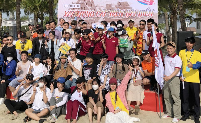 Hào hứng thi xây tượng cát trên công viên Biển Đông